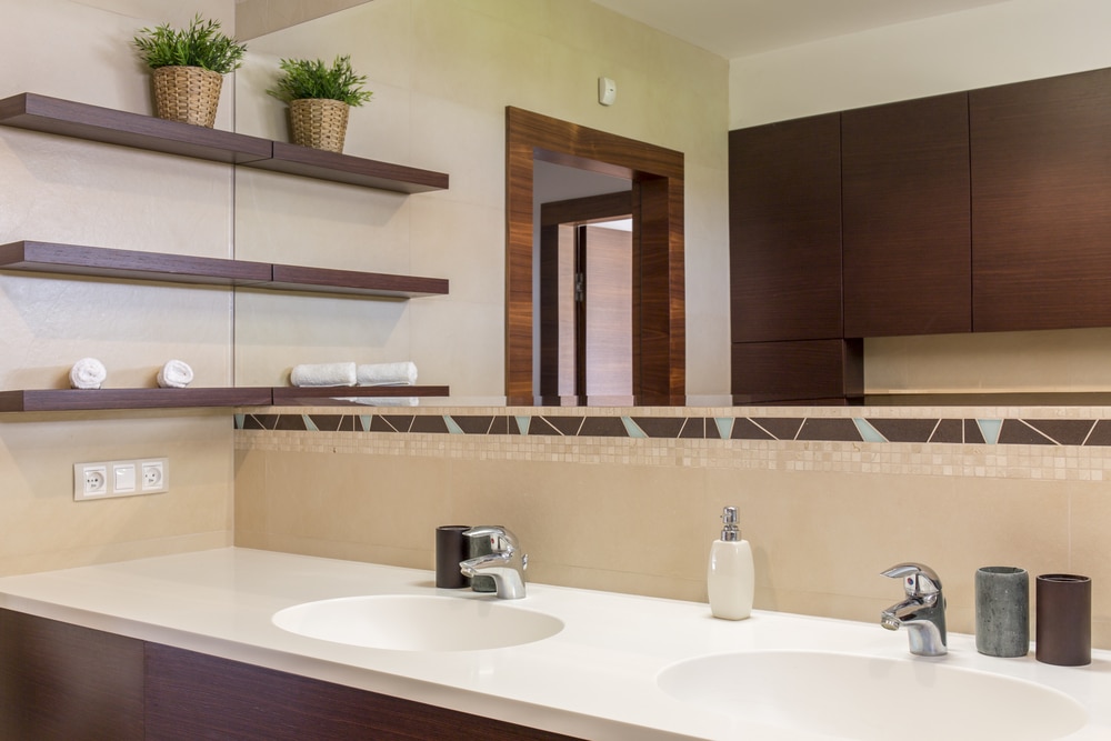 Double washbasin and large mirror for accessible vanity planning